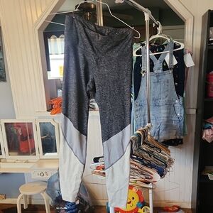 Old Navy Active M Gray and White Colorblock Leggings